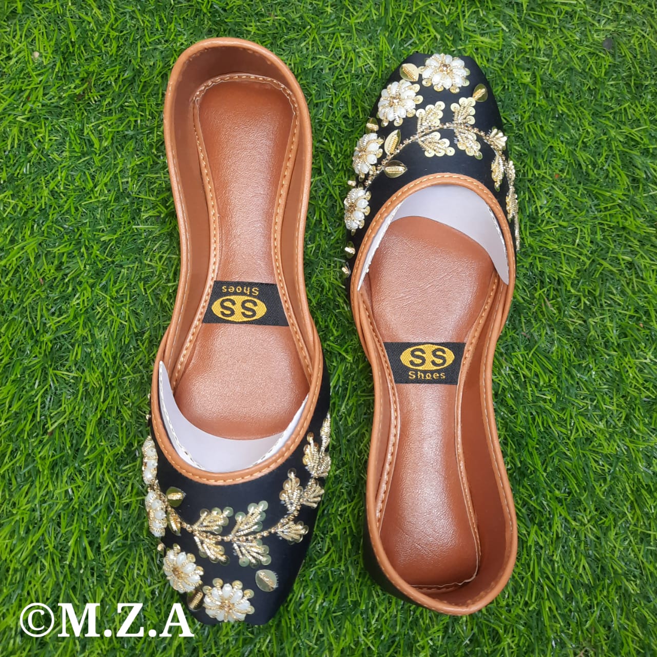 Velvet Soft Padded Flower Embroidered Khussa Juti 🌟 [🌸 70% OFF]