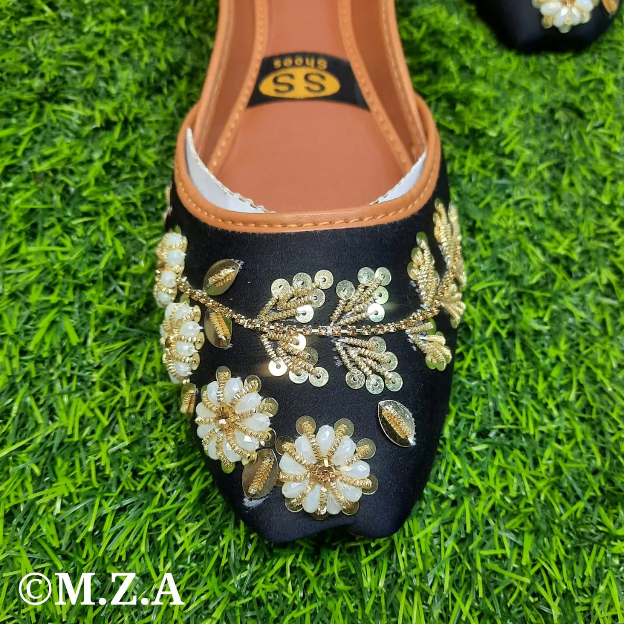 Velvet Soft Padded Flower Embroidered Khussa Juti 🌟 [🌸 70% OFF]