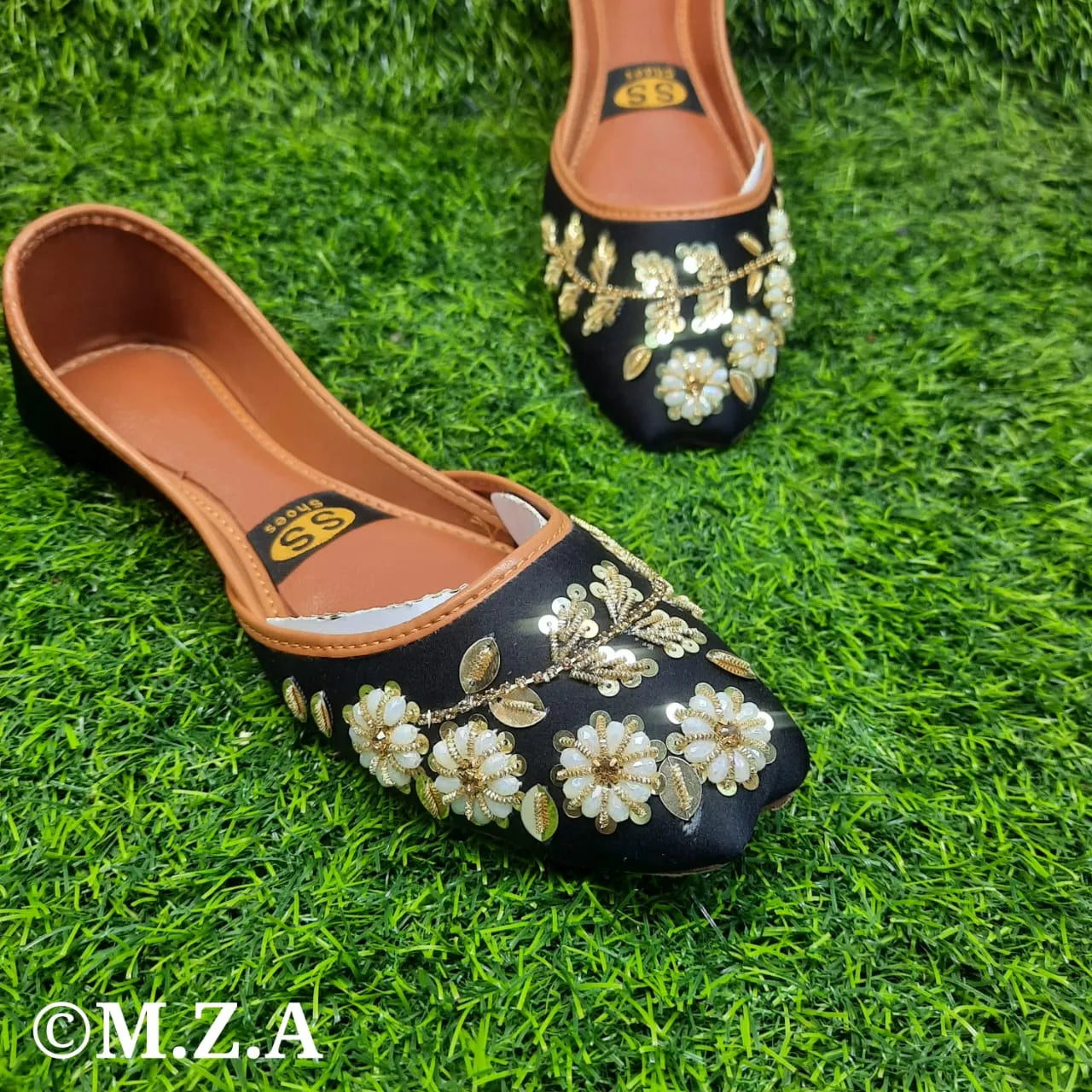 Velvet Soft Padded Flower Embroidered Khussa Juti 🌟 [🌸 70% OFF]